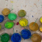 Toile, œuf, ocre et observation