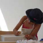 Marteaux, burins, plâtre et concentration