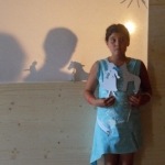 Carton, ciseaux, baguettes et imagination